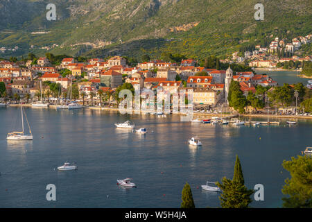 Vista della città al tramonto dalla posizione elevata, Cavtat sul Mare Adriatico, Cavtat, Riviera di Dubrovnik, Croazia, Europa Foto Stock