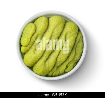 Il verde wasabi rafano isolato su sfondo bianco con percorso di clipping, vista dall'alto Foto Stock