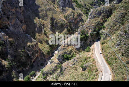 Antenna bird's-eye da fuco sulla gola di Topolia canyon e tunnel stradale. Canyon è situato a ovest di Creta e si corre lungo la strada che conduce a Elafo Foto Stock