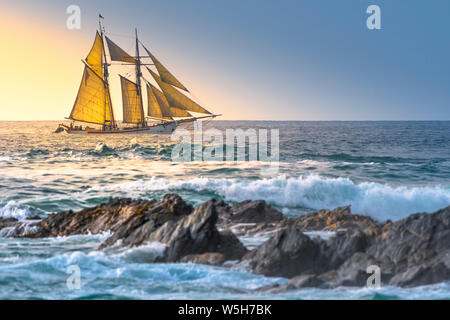 La goletta Anny possedute da Rolf Munding a pieno la vela vela passato Fistral a Newquay in Cornovaglia. Foto Stock