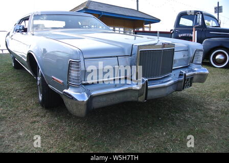 Un 1973 Lincoln Continental MK3 parcheggiato sul display in English Riviera Classic Car Show, Paignton, Devon, Inghilterra. Foto Stock