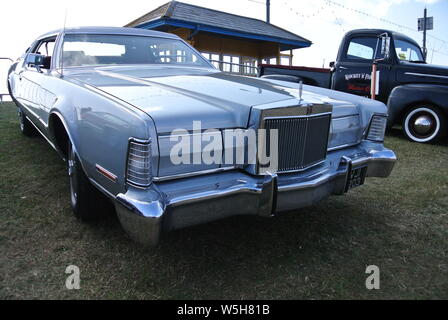 Un 1973 Lincoln Continental MK3 parcheggiato sul display in English Riviera Classic Car Show, Paignton, Devon, Inghilterra. Foto Stock