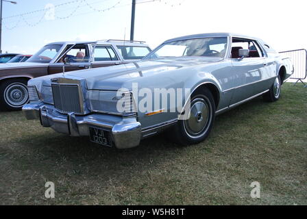 Un 1973 Lincoln Continental MK3 parcheggiato sul display in English Riviera Classic Car Show, Paignton, Devon, Inghilterra. Foto Stock