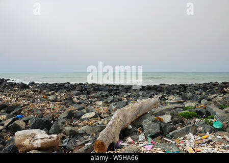 Eventuali fuoriuscite di immondizia sulla spiaggia vicino alla grande città. Vuoto Utilizzato sporca di bottiglie di plastica e di altri rifiuti. Inquinamento ambientale. Problema ecologico. Foto Stock