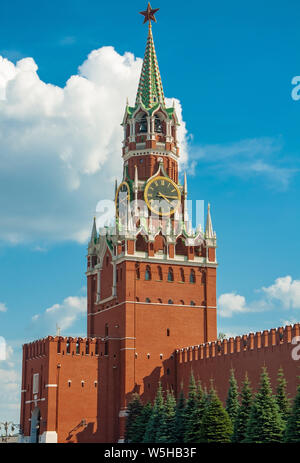 Russia, Mosca- Luglio 27 2019-Torre Spasskaya del Cremlino di Mosca sulla piazza rossa Foto Stock