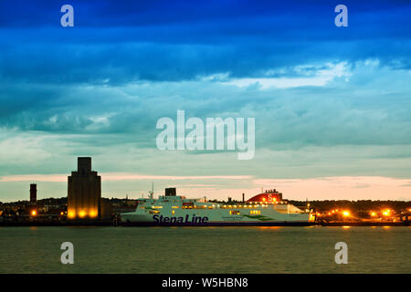 Stena Line Belfast a Birkenhead traghetto Stena Logan a berth in Birkenhead sul fiume Mersey al crepuscolo Foto Stock