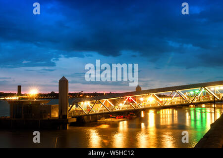 Mersey Ferry floating pontile al Pier Head Liverpool Regno Unito al crepuscolo Foto Stock