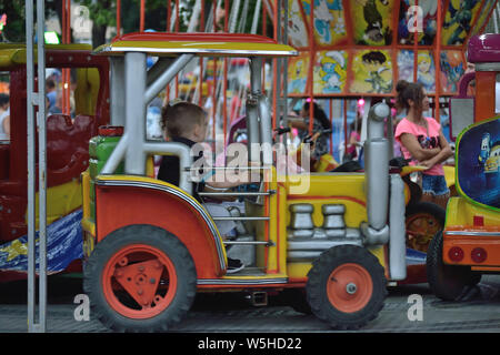 Kid su un kiddie ride, Svilajnac, Serbia, Europa Foto Stock