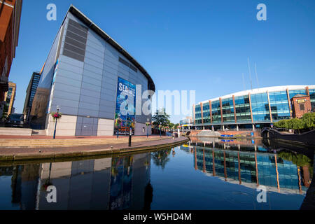 Il Sea Life Centre e Arena di Birmingham si riflette nel canal, Birmingham City West Midlands England Regno Unito Foto Stock