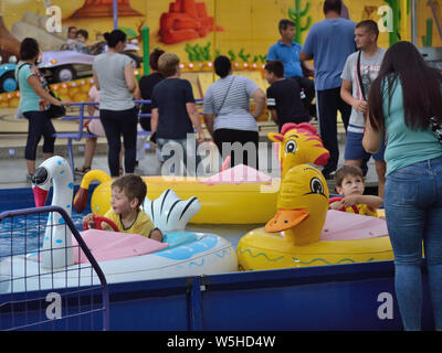 Bambini sul paraurti gonfiabili barche fairground ride, Svilajnac, Serbia, Europa Foto Stock