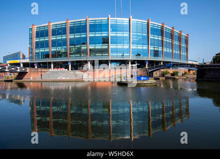 Arena di Birmingham si riflette nel canal, Birmingham City West Midlands England Regno Unito Foto Stock