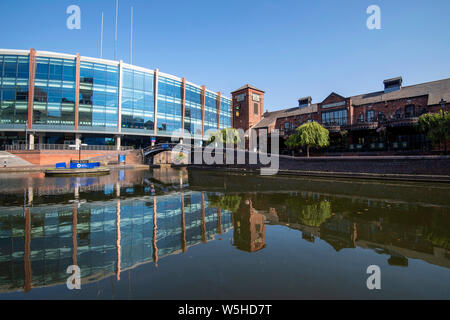 Arena di Birmingham si riflette nel canal, Birmingham City West Midlands England Regno Unito Foto Stock