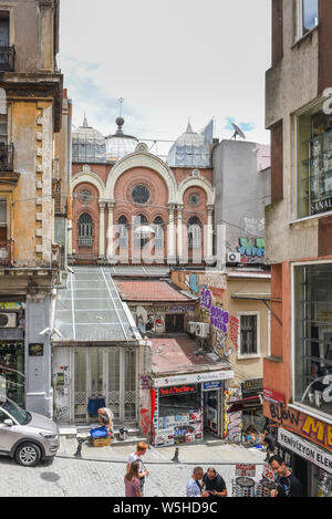 Vista esterna di Ashkenazi sinagoga fu fondata dagli ebrei di origine austriaca nel 1900 e si trova in Beyoglu, Istanbul, Turchia.25 Luglio 2019 Foto Stock