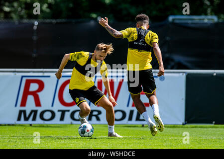 Bad Ragaz, Svizzera. 29 Luglio, 2019. Calcio, training camp: il Borussia Dortmund è Dortmund Marcel Schmelzer (l) e Dortmund Sancho Jadon lotta per la palla. Credito: David Inderlied/dpa/Alamy Live News Foto Stock