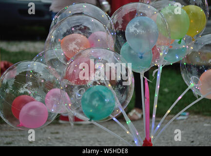 Palloncini trasparenti con multi-colore luci all'interno Foto stock - Alamy