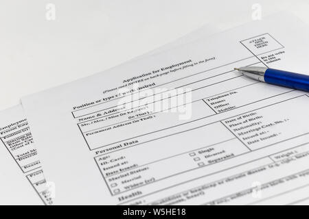 Penna collocato sulla domanda di lavoro documento, sotto forma di applicazione del concetto. Foto Stock