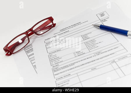 Penna e occhiali posti sulla domanda di lavoro documento, sotto forma di applicazione del concetto. Foto Stock