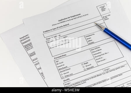 Penna collocato sulla domanda di lavoro documento, sotto forma di applicazione del concetto. Foto Stock