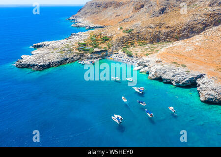 Spiaggia di Marmara alla fine di Aradena gorge e la fascia costiera insieme all'E4 trail a sud-ovest di Creta, Grecia Foto Stock