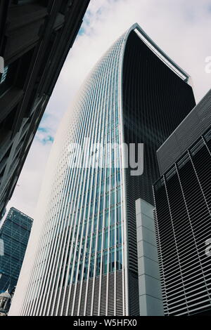 Il moderno in Walkie-Talkie Londra, UK shot in un basso angolo di prospettiva. Foto Stock