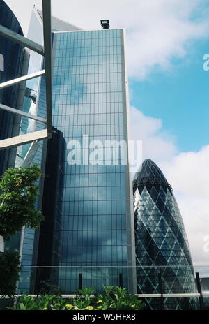 Grattacieli, compreso il Gherkin, girato da un giardino sul tetto in Londra, Regno Unito. Foto Stock