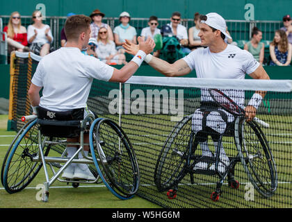 Gustavo Fernandez di Argentina scuote le mani con Alfie Hewett di GB dopo una sedia a rotelle match di tennis ai campionati , Wimbledon 2019 Foto Stock