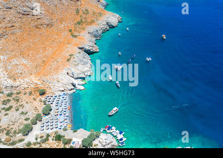 Spiaggia di Marmara alla fine di Aradena gorge e la fascia costiera insieme all'E4 trail a sud-ovest di Creta, Grecia Foto Stock