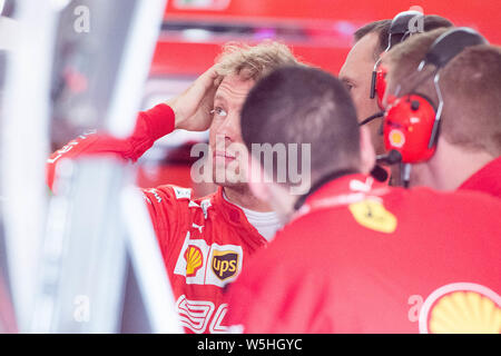 Dopo aver effettuato la formazione Sebastian Vettel (sinistra, GER, la Scuderia Ferrari missione vagli) colloqui con i suoi ingegneri, colloqui, conferenze, colloqui, colloqui, discute, discute, mezza figura, mezza figura, 2. prove libere in pit lane su 26.07.2019, Formula 1 Gran Premio di Germania a Hockenheim / Germania dal 26.07. - 28.07.2019, stagione2019, | Utilizzo di tutto il mondo Foto Stock