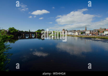 Vista generale di Dumfries Scozia UK dalle rive del Fiume Nith Foto Stock