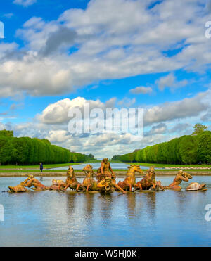 Versailles, Francia - 24 Aprile 2019: Fontana di Apollo nel giardino del Palazzo di Versailles in una giornata di sole al di fuori di Parigi, Francia. Foto Stock