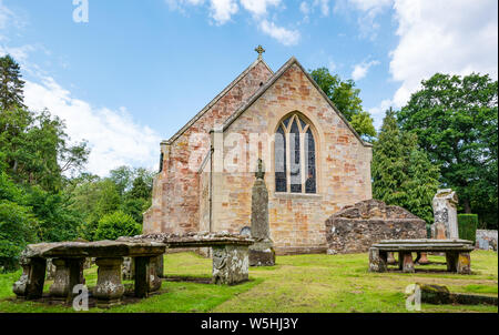 Humbie Parish Church, East Lothian, Scozia, Regno Unito nella soleggiata giornata estiva con vecchie lapidi nel cimitero Foto Stock