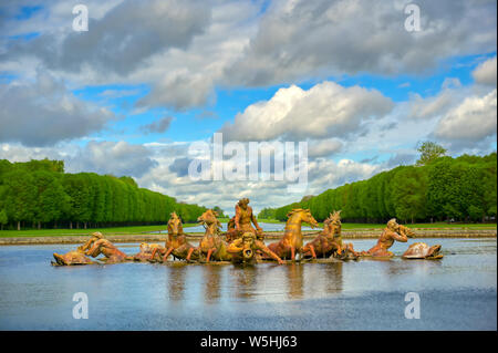 Versailles, Francia - 24 Aprile 2019: Fontana di Apollo nel giardino del Palazzo di Versailles in una giornata di sole al di fuori di Parigi, Francia. Foto Stock