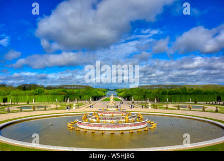 Versailles, Francia - 24 Aprile 2019: Fontana di Latona nel giardino del Palazzo di Versailles in una giornata di sole al di fuori di Parigi, Francia. Foto Stock