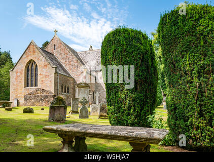 Humbie Parish Church, East Lothian, Scozia, Regno Unito nella soleggiata giornata estiva con vecchie lapidi nel cimitero Foto Stock