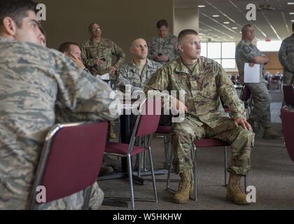 Avieri dal Massachusetts Air National Guard 102º dell'Ingegnere Civile Squadron mobilitati per sostenere gli sforzi di recupero sulla scia di due tornado che ha toccato verso il basso sul Cape Cod nel Luglio 23, 2019, 25 luglio 2019. Il aviatori cancellata la caduta di alberi e detriti dalle corsie di marcia nelle città di Dennis e Harwich Massachusetts. Immagine cortesia Tech. Sgt. Thomas Swanson/102º Intelligence ala. () Foto Stock