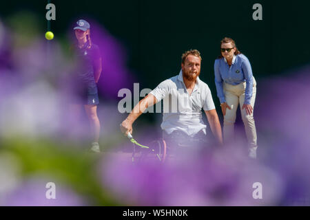 Nicolas Peifer in azione durante la sedia a rotelle match di tennis a Wimbledon Foto Stock