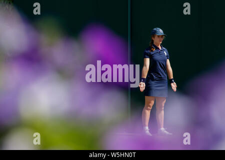 Dettaglio generico di fiore e una palla ragazzo ai campionati , Wimbledon 2019. Foto Stock