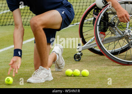 Dettaglio generico di un ballboy con palle da tennis ai campionati , Wimbledon 2019. Foto Stock