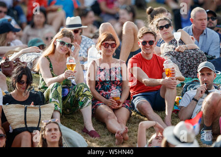 Gli spettatori su Henman Hill Murray tumulo o Aorangi Hill durante i campionati di Wimbledon 2019. Foto Stock