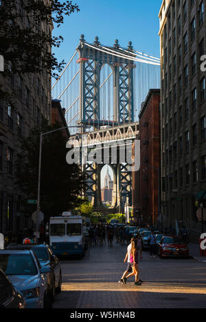 Brooklyn in estate, ammira Washington Street di Dumbo e il ponte di Manhattan con i giovani che camminano in primo piano, Brooklyn, New York City Foto Stock