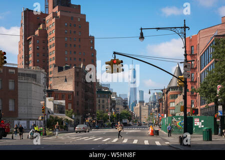 New York Street, vista la traversata a Greenwich Avenue e la Settima Avenue South con il WTC Freedom Tower in distanza, di New York City, Stati Uniti d'America. Foto Stock