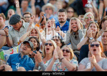 Gli spettatori su Henman Hill Murray tumulo o Aorangi Hill durante i campionati di Wimbledon 2019. Foto Stock