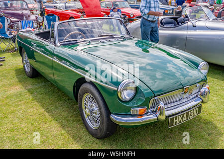 Vista anteriore e laterale di una classica MG Midget auto sportiva sul display all'annuale classico e vintage car show a Wroxham, Norfolk, Regno Unito Foto Stock