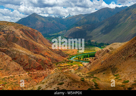 La Valle Sacra degli Inca con l'agricoltura campi lungo il fiume Urubamba e Salcantay Andes picco di montagna in background, Cusco, Perù. Foto Stock