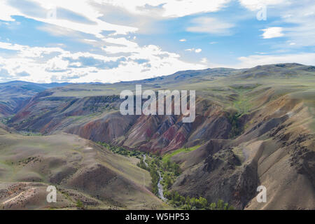 Colorate in montagna degli Altai. Valle di Marte in Kizil-Chin. Bellissimo paesaggio. Foto Stock