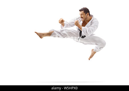 A piena lunghezza shot di un uomo di eseguire flying kick in arti marziali isolati su sfondo bianco Foto Stock