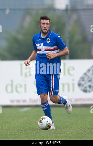 Vasco Regini (Sampdoria durante la pre-stagione amichevole tra Sampdoria 4-0 Pro Patria presso lo Stadio Comunale il 24 Luglio 2019 da ponte di legno, Italia. Credito: Maurizio Borsari/AFLO/Alamy Live News Foto Stock