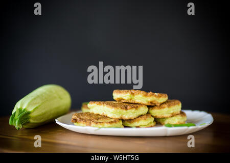 Frittelle di vegetali realizzati dal verde delle zucchine in una piastra Foto Stock