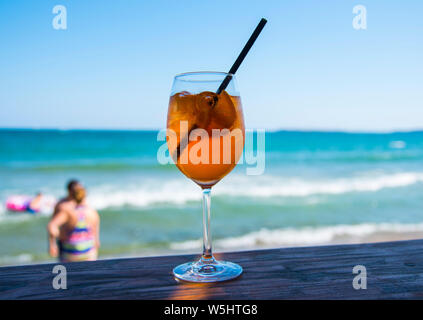 Un bicchiere di aperol spritz in un bar Foto stock - Alamy