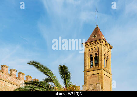 Dettaglio dell'antico borgo medievale e la torre campanaria di Bolgheri Livorno, Toscana, Italia Foto Stock